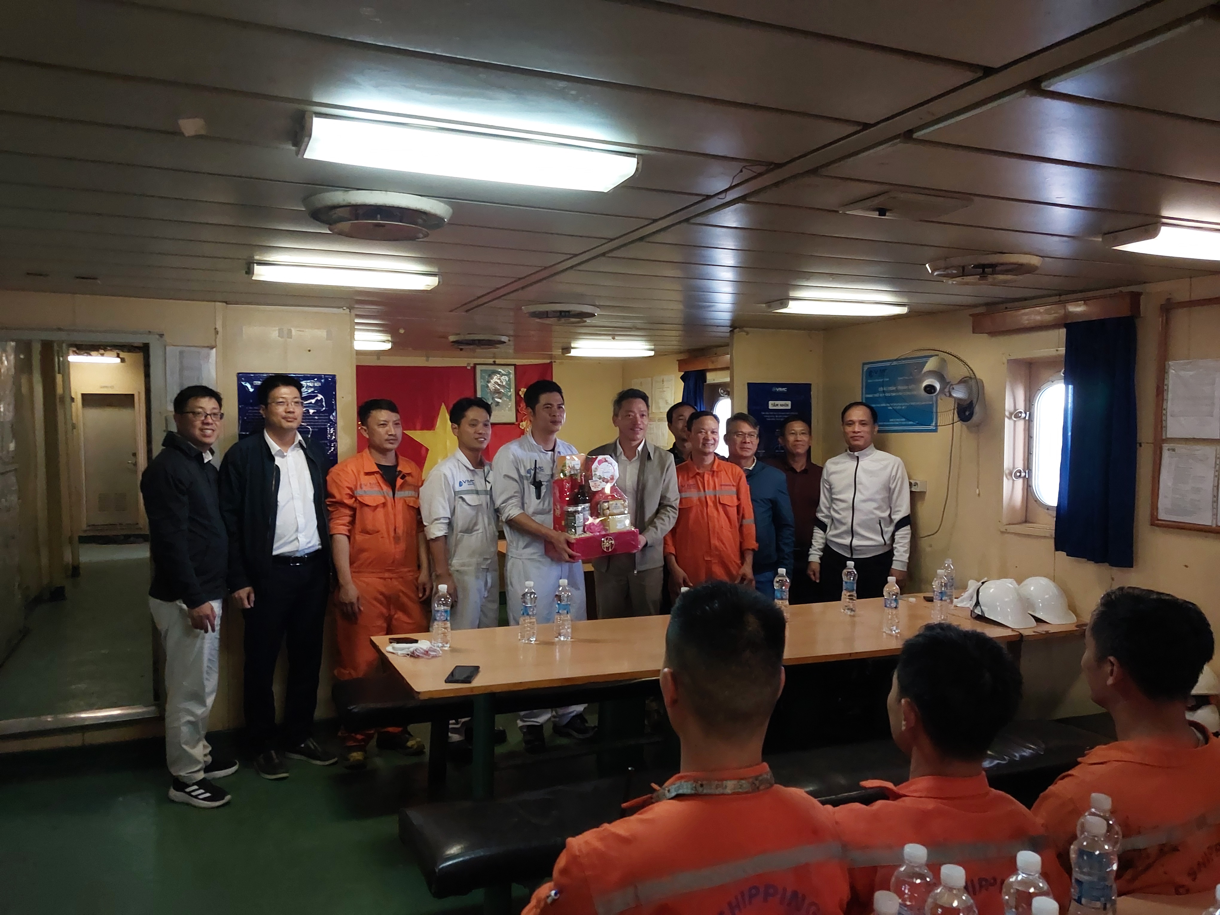 Lãnh đạo Công ty Vận tải biển VIMC (VLC) đi thăm, chúc Tết sỹ quan thuyền viên tàu VIMC Unity